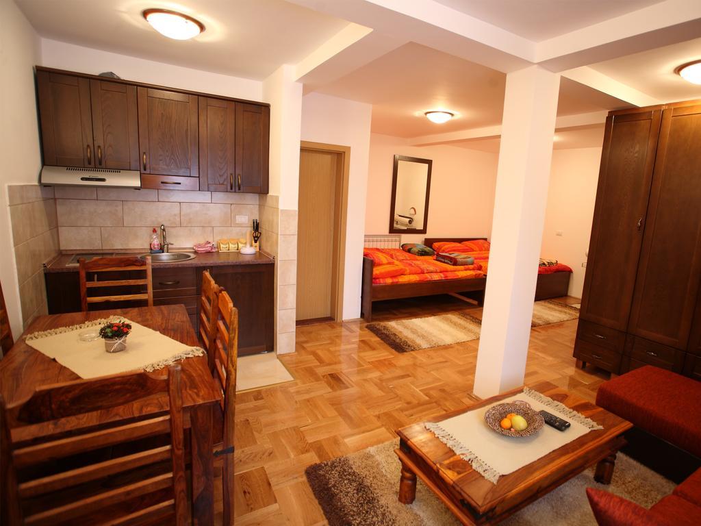 Family Apartments Zabljak  Bilik gambar